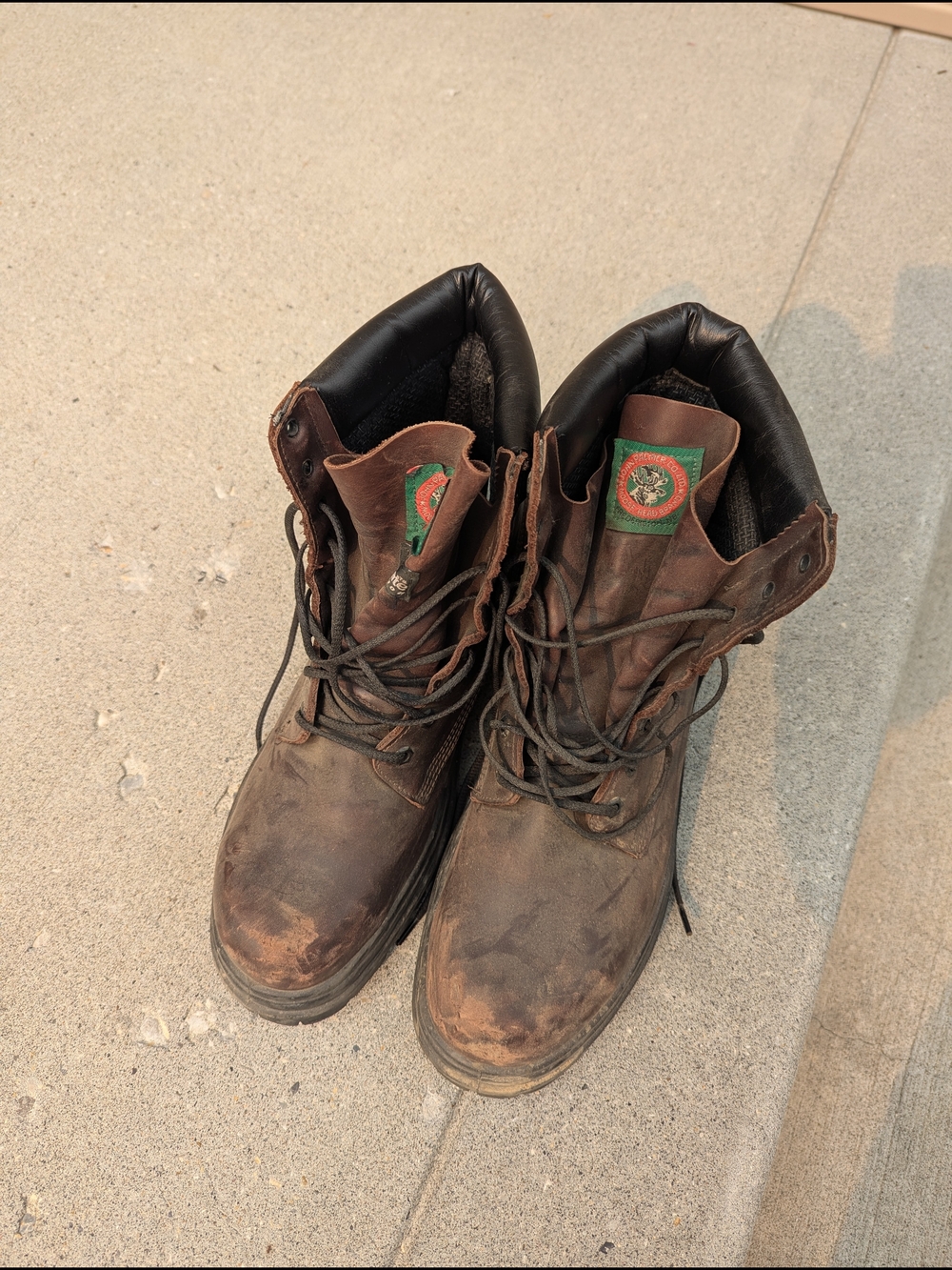 Vibram Brown Leather Men's Lace-Up Work Boots with Black Collar and Green Logo